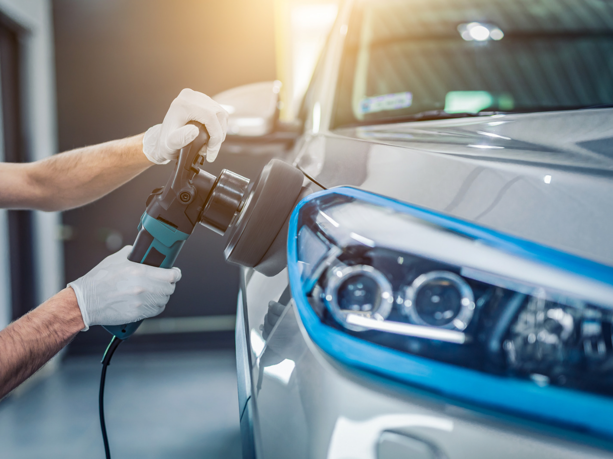 Professional car polishing in progress using a dual-action polisher, showcasing the importance of proper technique for achieving a flawless and high-gloss paint finish.