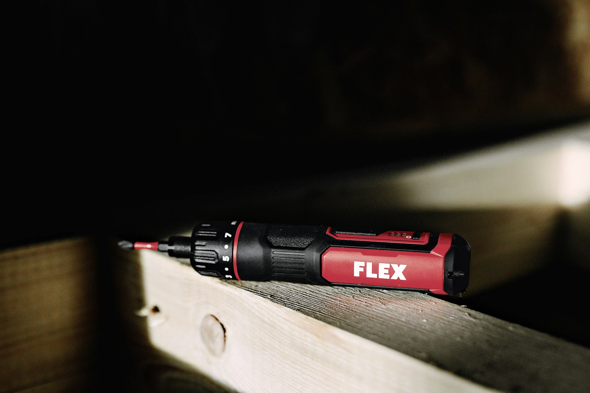 Flex SD 7-320 4V cordless screwdriver with LED lamp lighting the work area