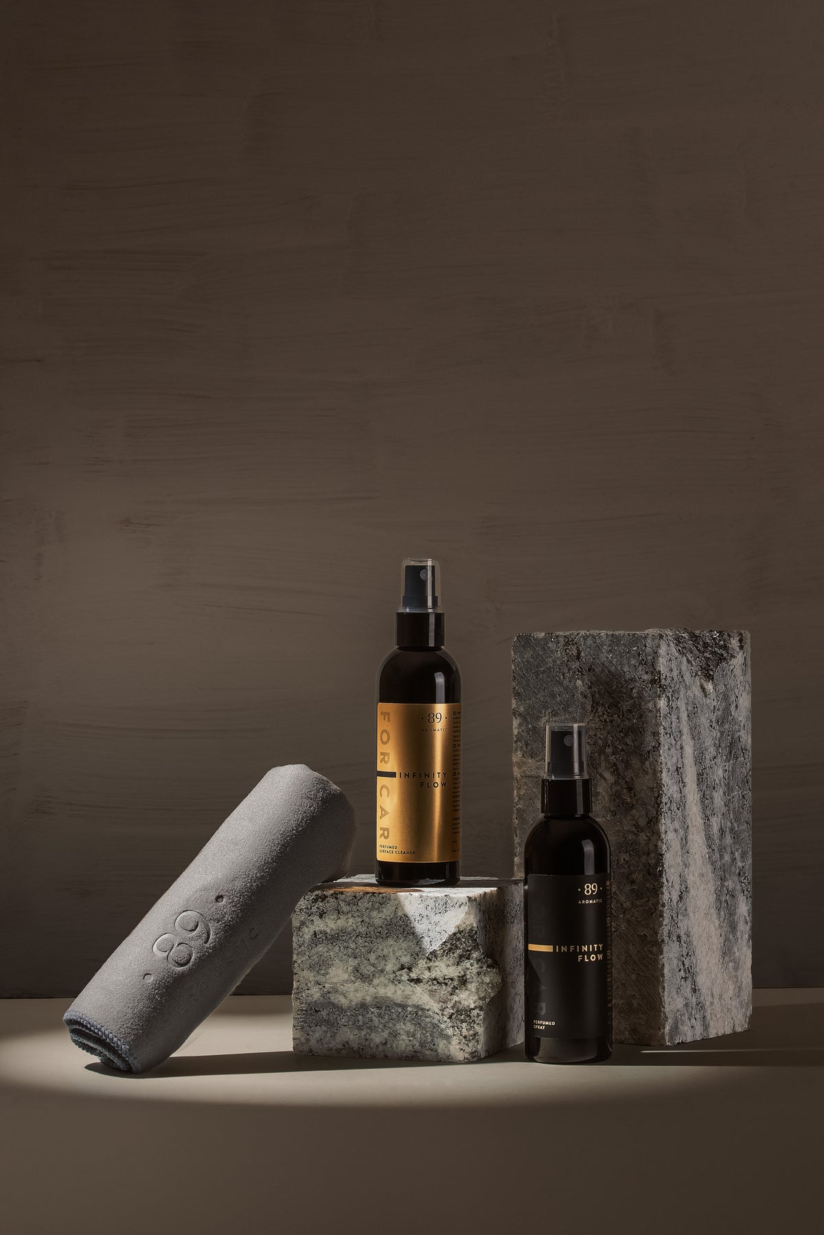 Aromatic 89 Car Care Set, spray and surface cleaner on stone blocks
