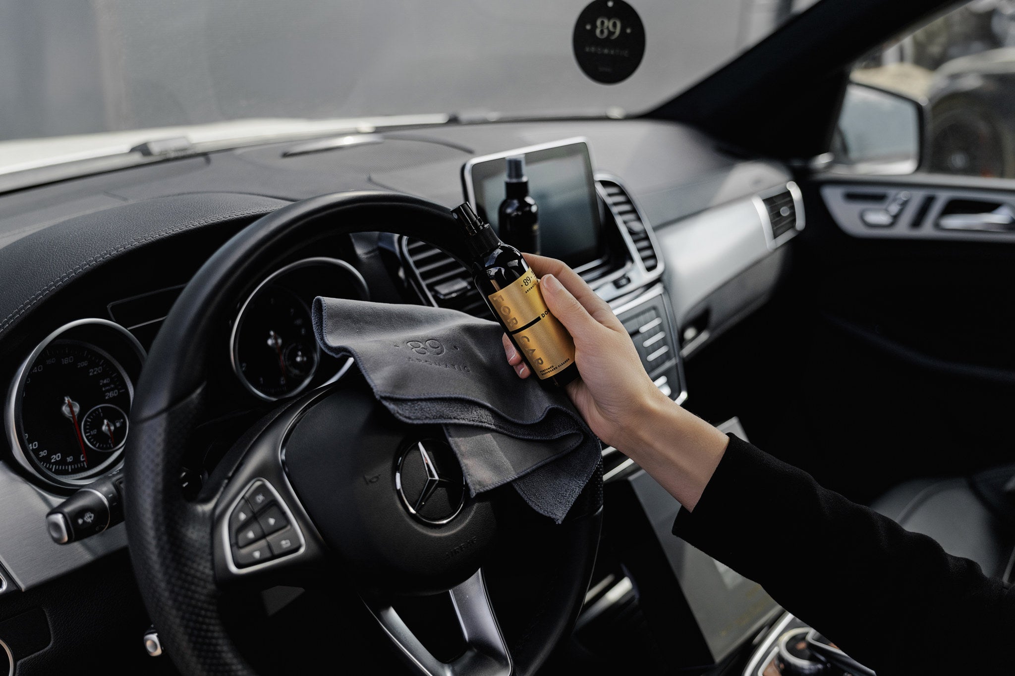 Aromatic 89 Car Care Set, wiping the dashboard with the cloth