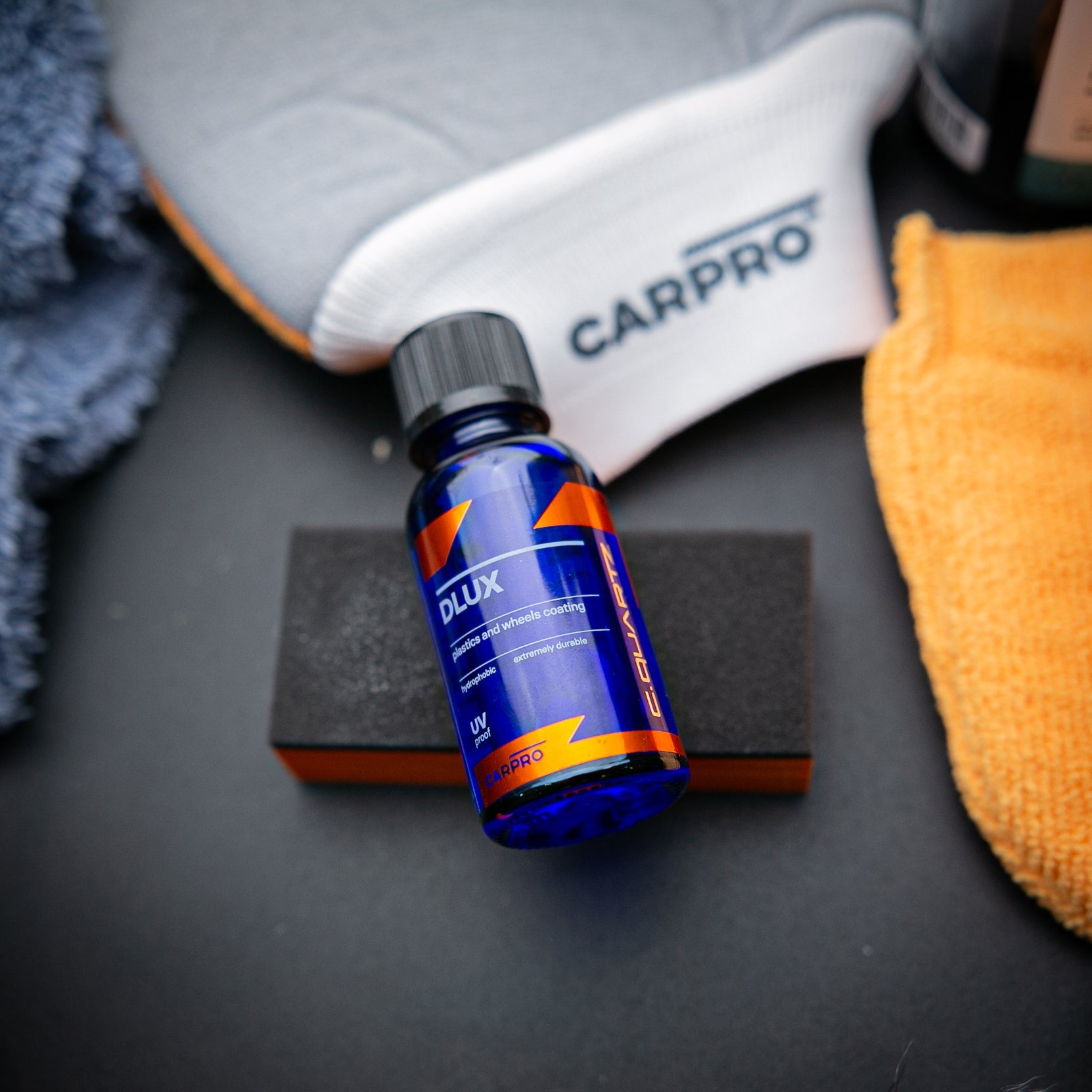 CarPro CQuartz DLUX bottle with applicator block and microfibre cloth